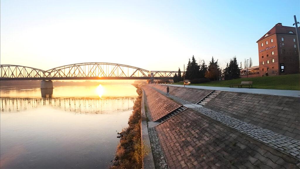 Zdjecia z drona Toruń: Most Piłsudskiego i Bulwary Wiślane uchwycone na zdjęciach z drona